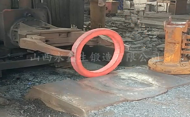 鍛造時的環(huán)形鍛件